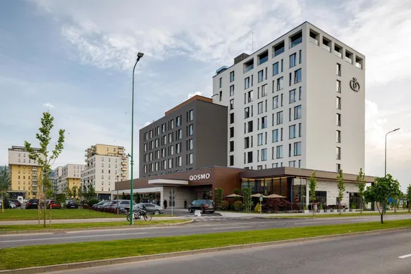 Hotel Qosmo