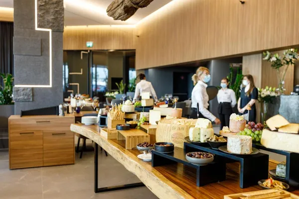 Hotel Qosmo
